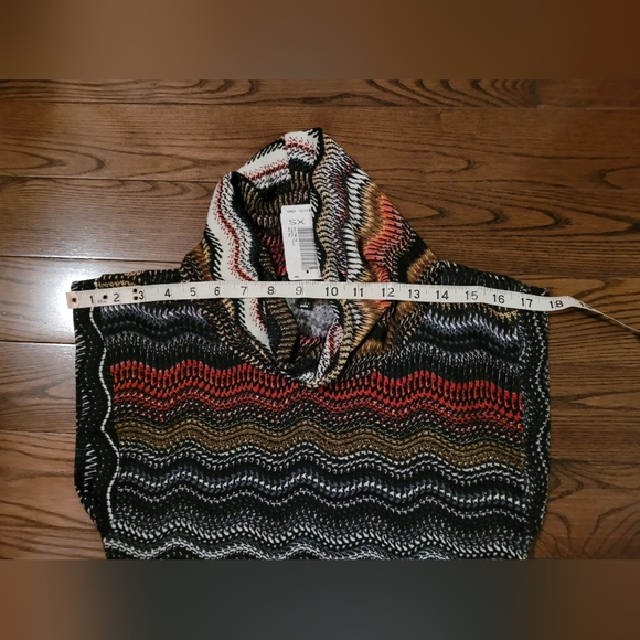 Papillon Top, NWT, beautiful colours, comfortable. Great for Fall with leggings. - Picture 4 of 9